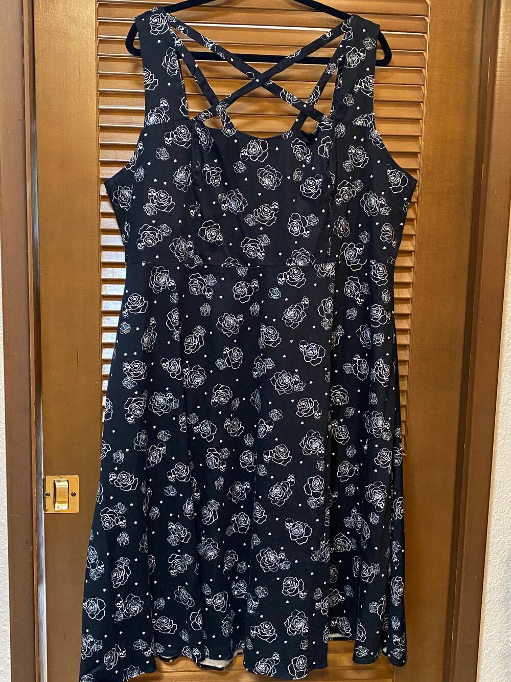 Torrid Black White Skull and Rose Patterned Dress Size 22